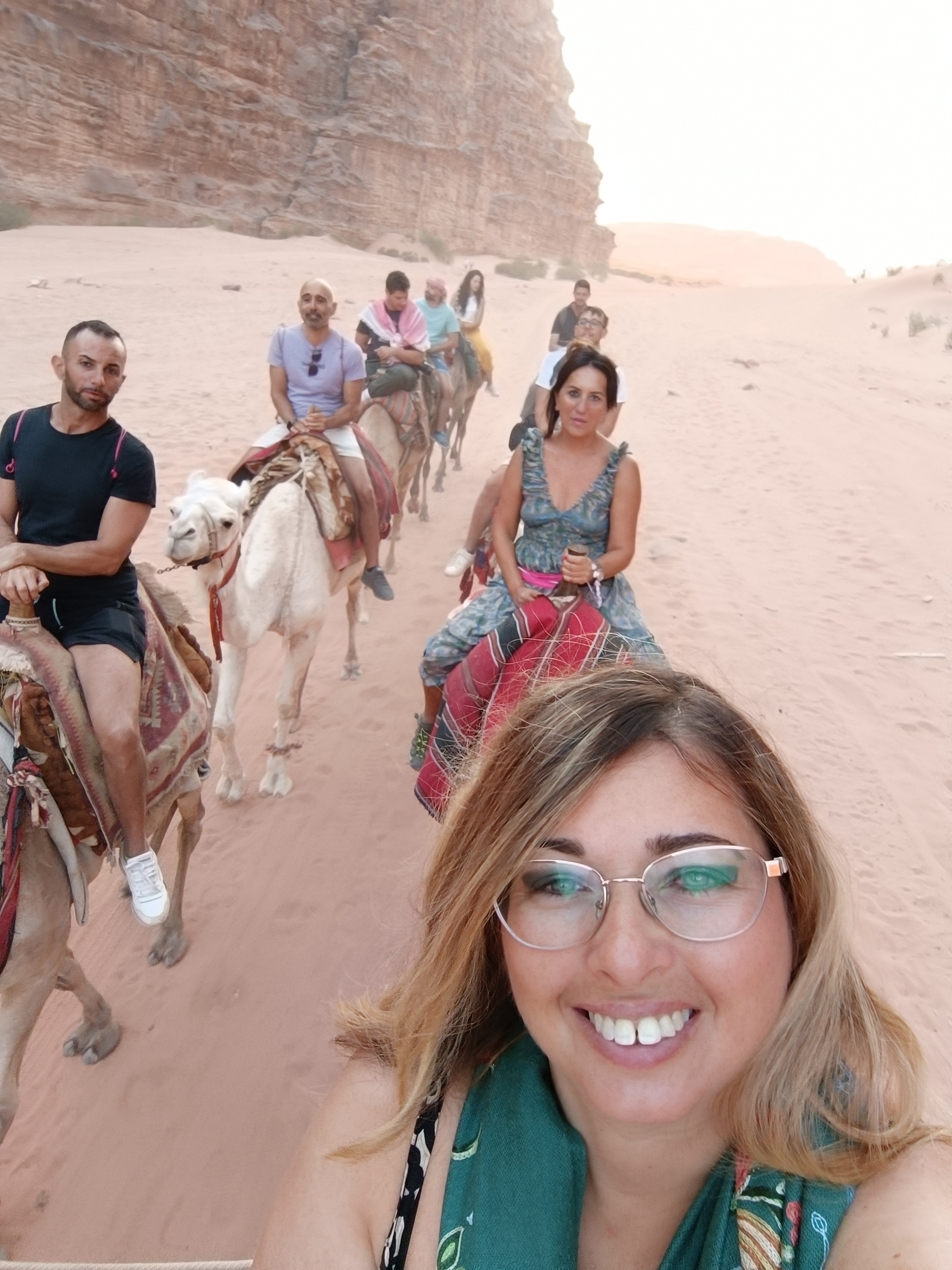 Serena con il gruppo in cammello nel deserto del Wadi Rum, Giordania