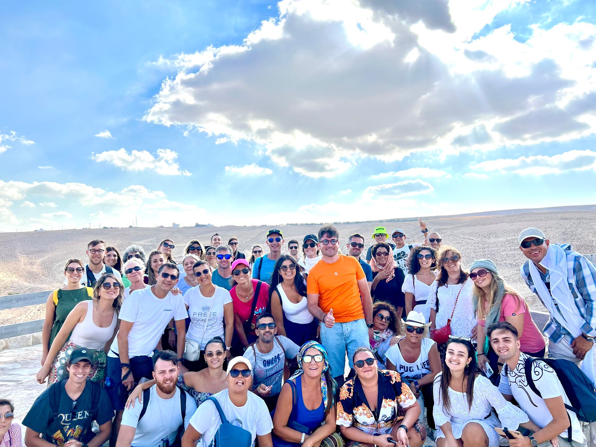Gruppo di viaggiatori sulle dune del deserto, Giordania