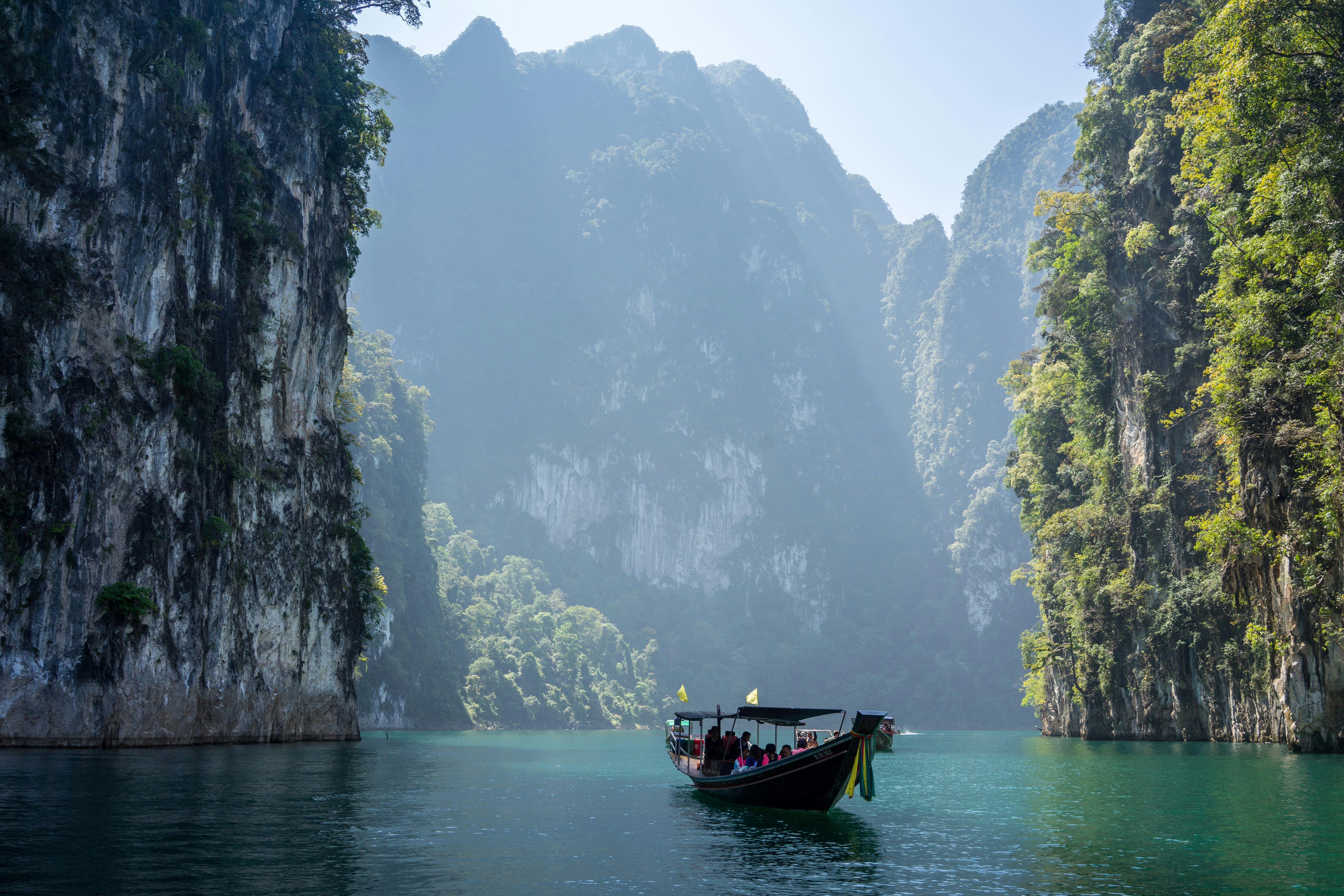 Laguna di Khao Sok, Thailandia, con barca tra le pareti calcaree